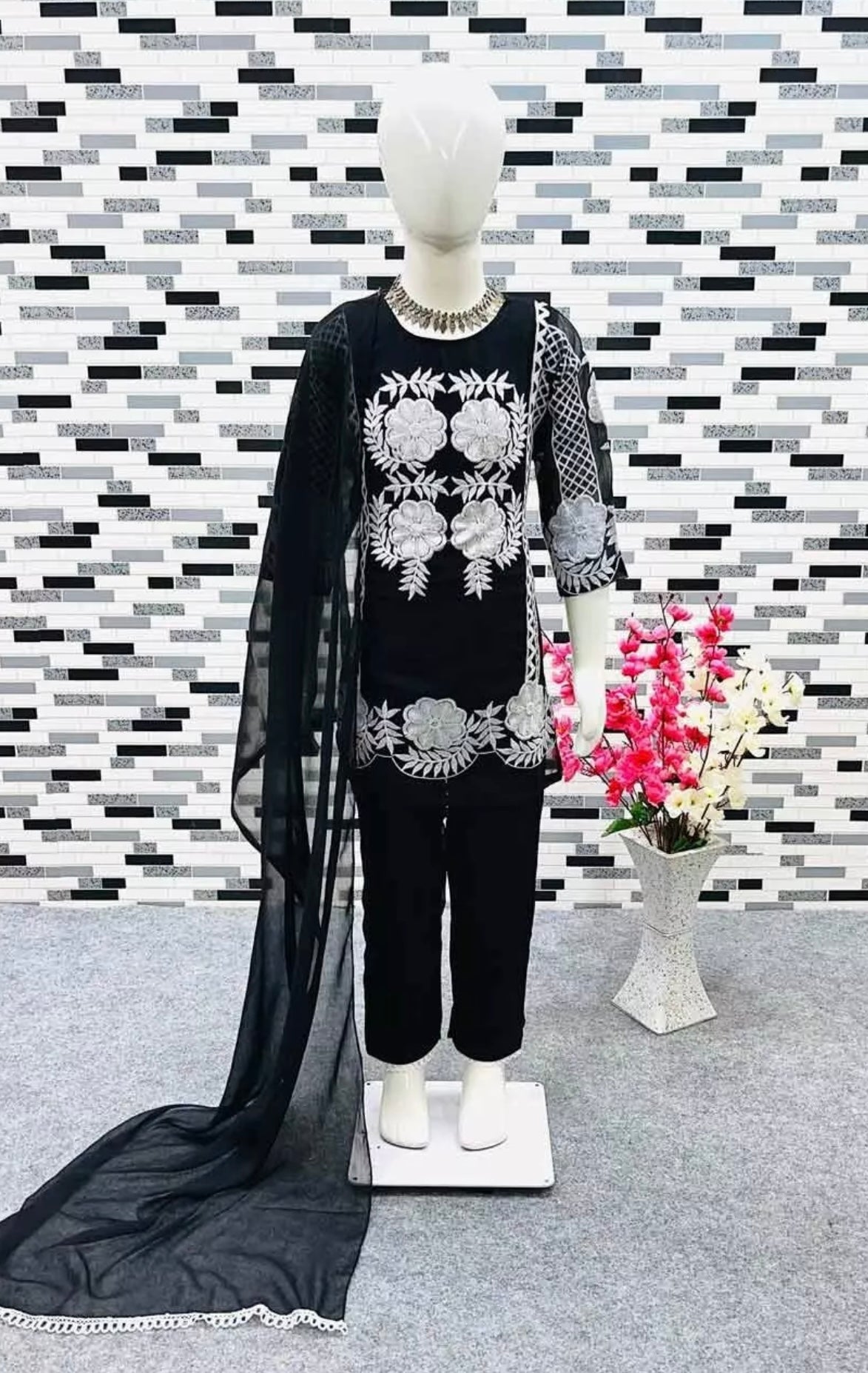 Kids Indian GEORGETTE EMBROIDERY WORK WEAR TOP BOTTOM WITH DUPATTA age 3to5